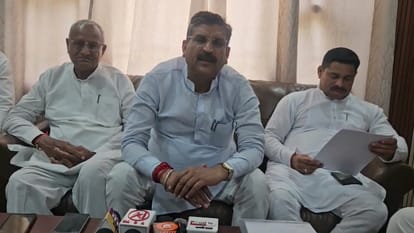 फोटो 4 नरवाना। सेवा ही संकल्प अभियान के बारे में जानकारी देते हुए कैबिनेट मंत्री कृष्ण कुमार बे