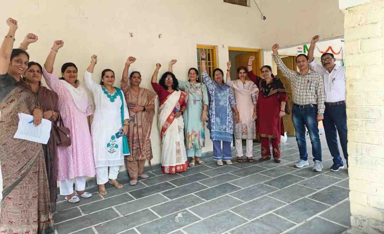 फोटो : हाईकोर्ट का फैसला आने के बाद सोनीपत में खुशी जताते शिक्षक। स्रोत: शिक्षक