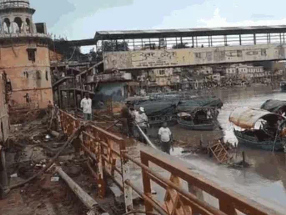 फोटो न- 06 सीकेटीपी 02 भरतघाट पर सफाई करते कर्मचारी। संवाद
