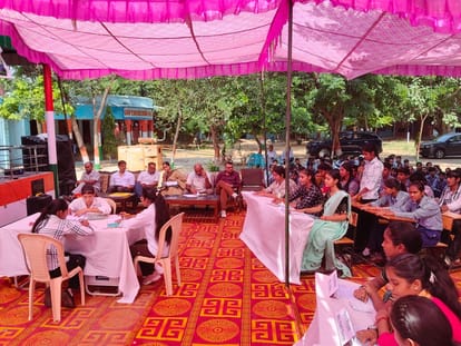 फोटो नंबर-04जिला स्तरीय युवा संसद प्रतियोगिता में भाग लेते विद्यार्थी। स्रोत: विभाग
