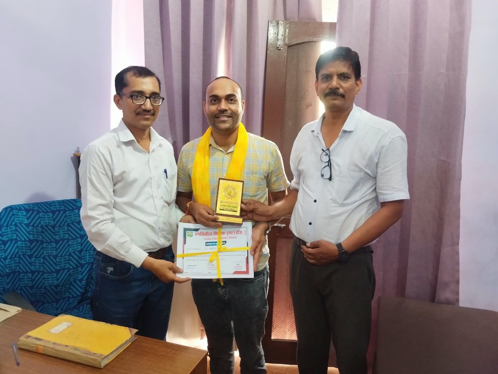 फोटो नंबर-05कार्यक्रम के दौरान चिकित्सक को सम्मानित करते ट्रस्ट के सदस्य। स्रोत: ट्रस्ट