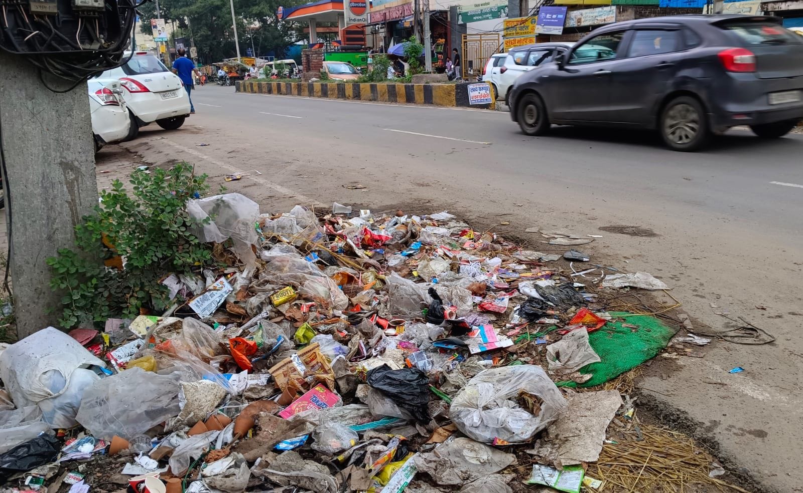 फोटो नंबर-08उठान नहीं होने के कारण मुख्य सिंघाना रोड़ पर जमा गंदगी। संवाद