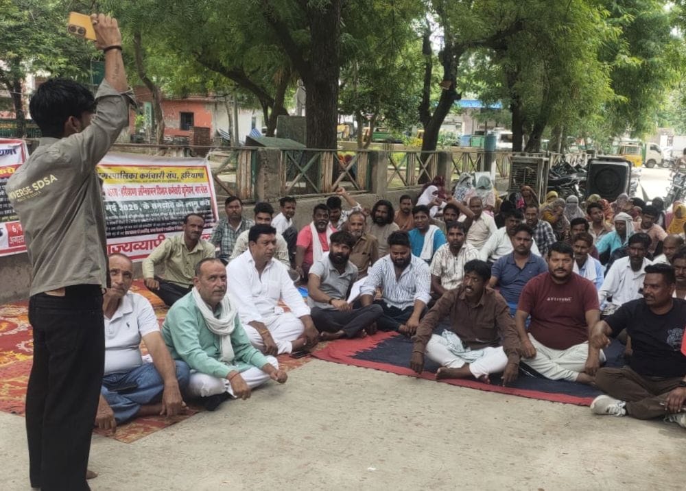 The Municipal Council will issue another notice as the employees have not returned to work.Show alternatives
