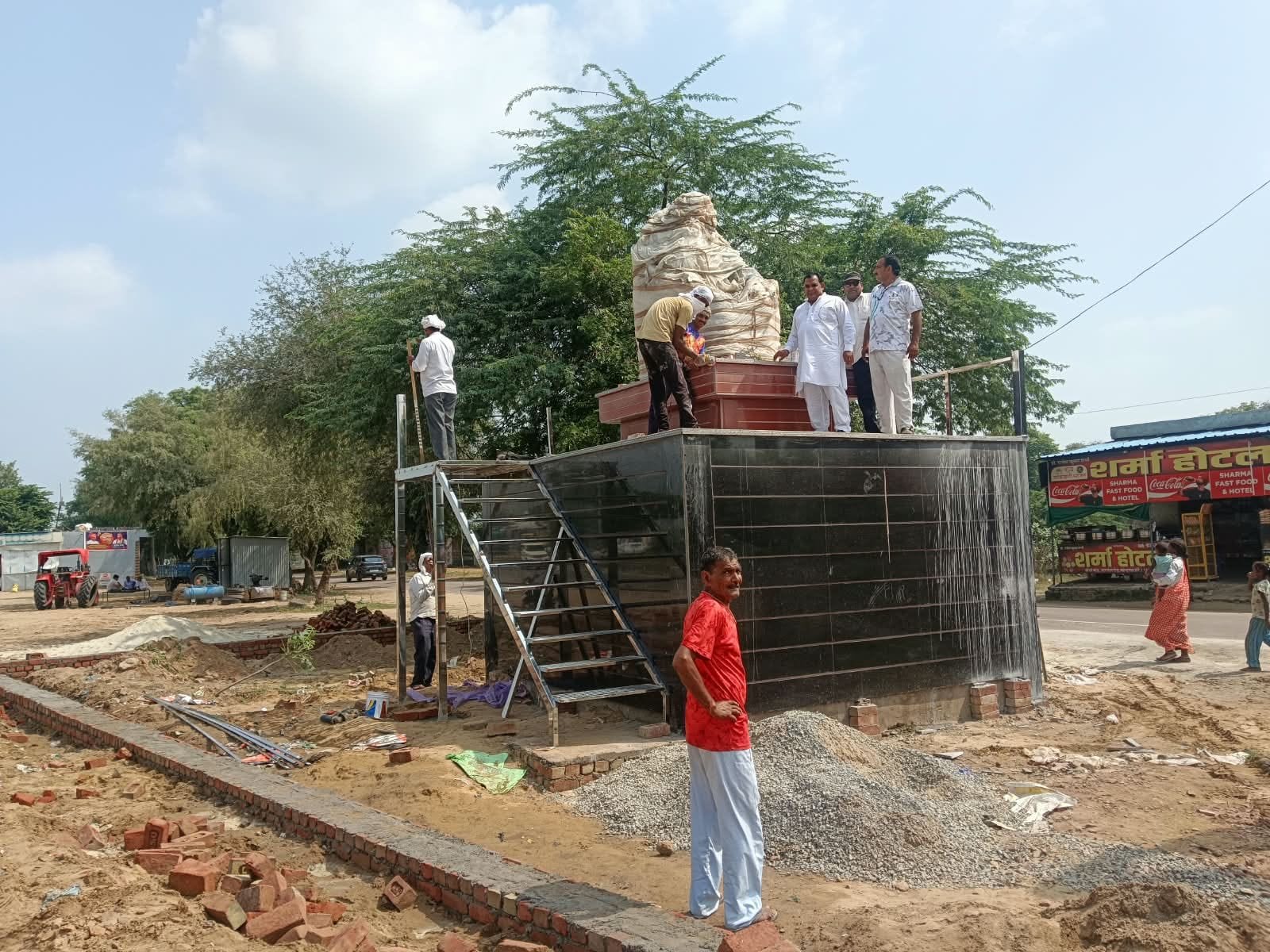 फोटो संख्या:70- निर्माणाधीन महाराजा शूर सैनी चौक का  निरीक्षण करते नगर पालिका प्रधान रमेश सैनी 