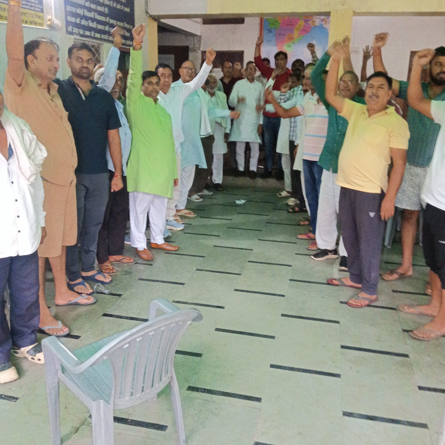 फोटो : सोनीपत के गांव असावरपुर में बैठक के बाद नारेबाजी करते किसान। स्रोत: समिति