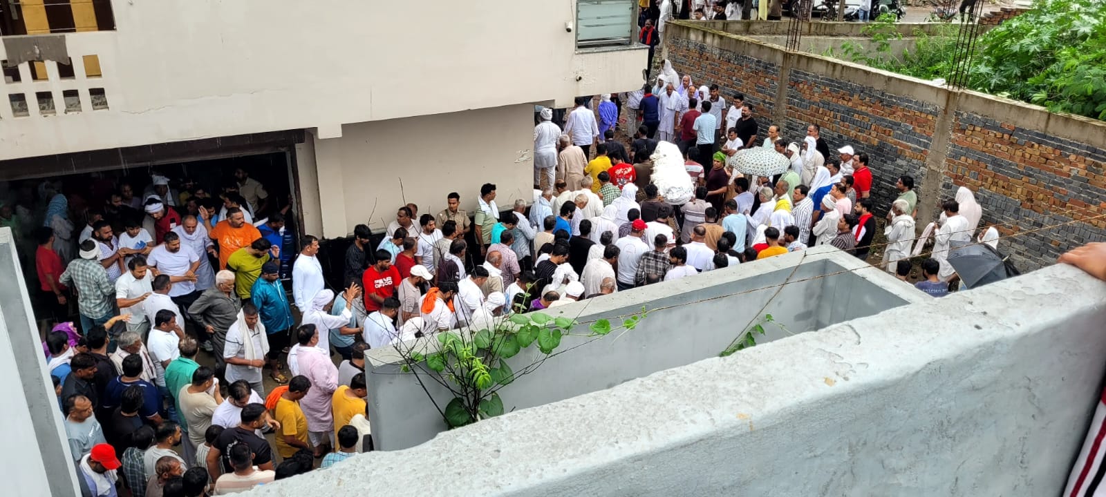 फोटाे: सोनीपत के गांव नाहरी में प्रॉपर्टी डीलर की शव को अर्थी पर लेकर अंतिम संस्कार के लिए जाते