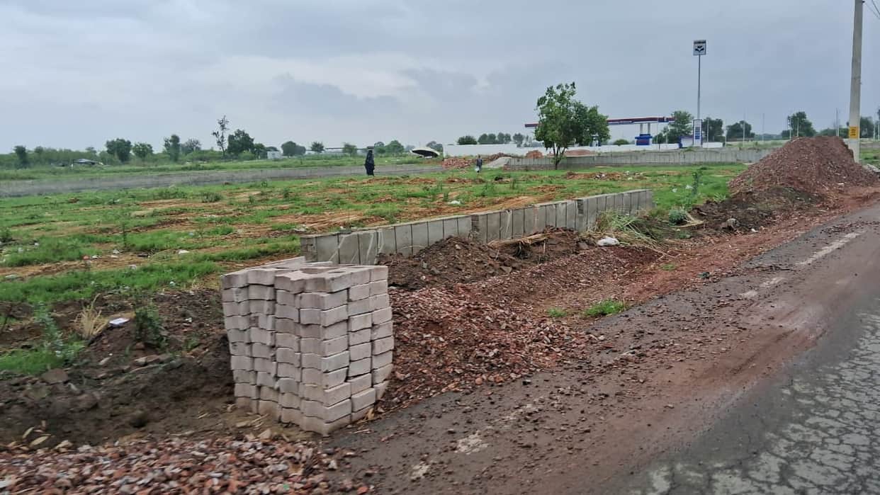 Tiles to be laid along the Kharkhoda-Delhi road.