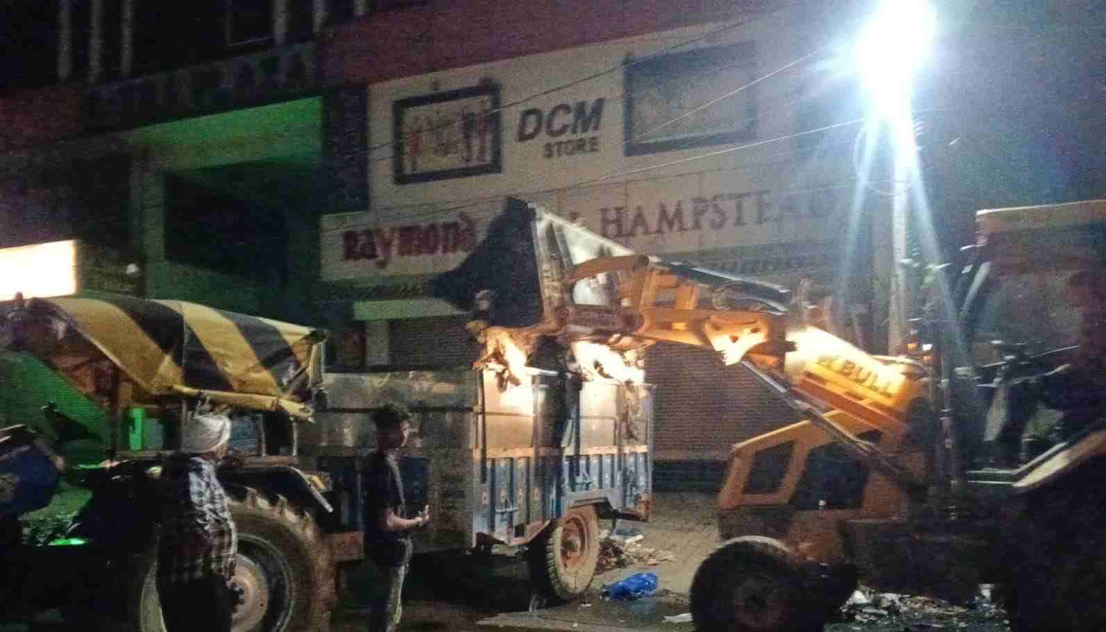 फोटाे: सोनीपत के  शहर में वाल्मीकि बस्ती के पास कूड़े का उठान करता बुलडोजर। स्रोत: नगर निगम