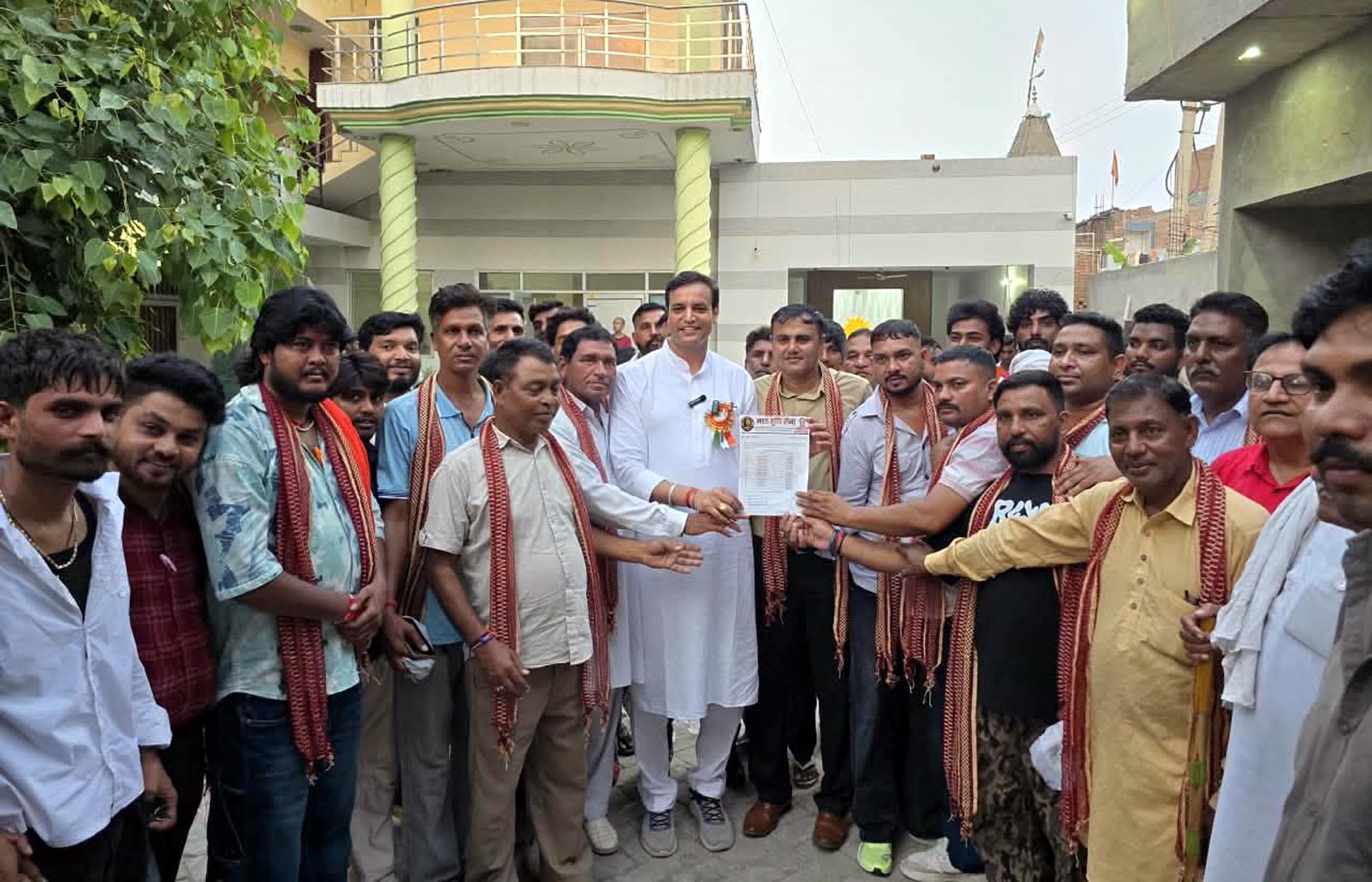 - फतेहाबाद। कबीर बस्ती में नशे के खिलाफ लड़ाई के लिए 21 सदस्यीय कमेटी की घोषणा करते भवानी सिंह