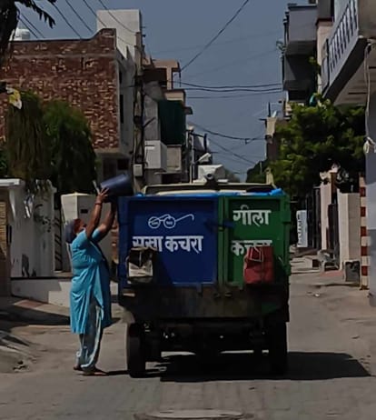 फतेहाबाद में डोर टू डोर कचरा उठान गाड़ी में कूड़ा डालते हुए