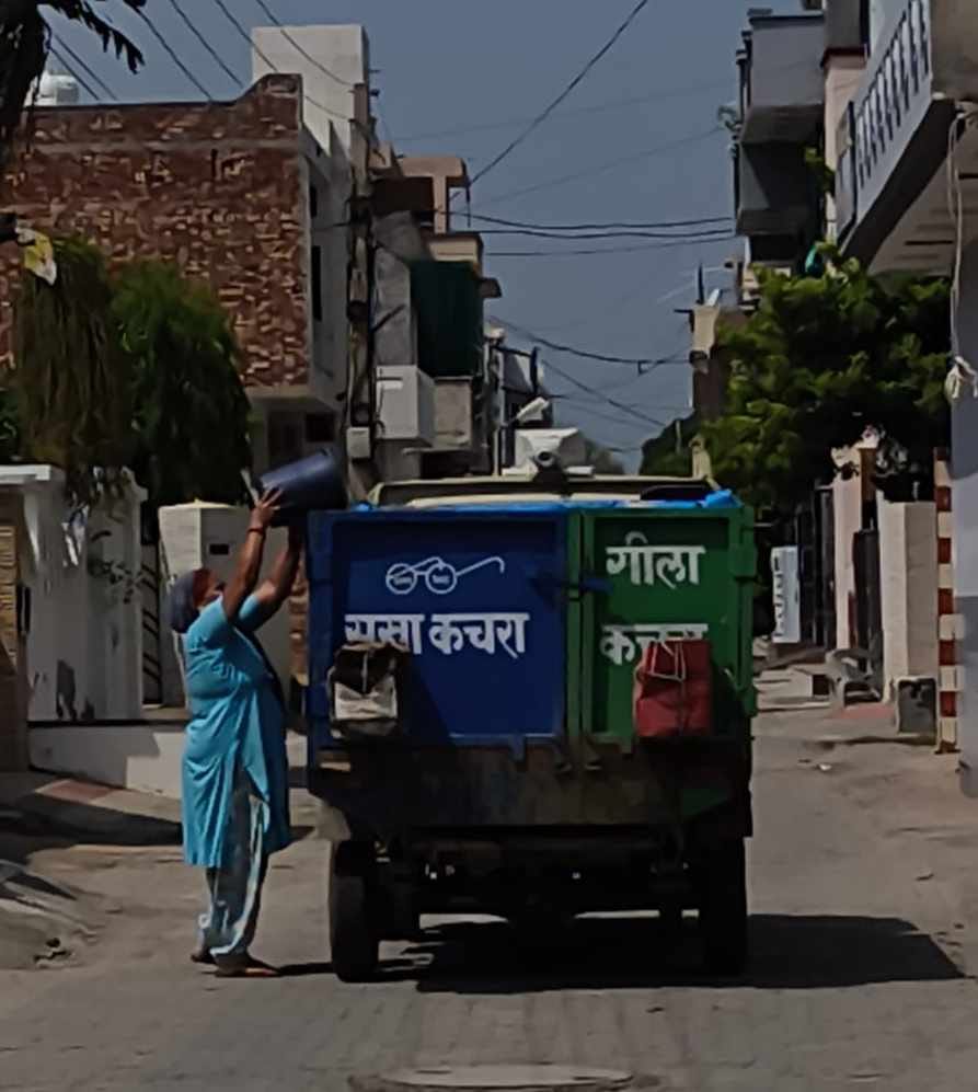 फतेहाबाद में डोर टू डोर कचरा उठान गाड़ी में कूड़ा डालते हुए