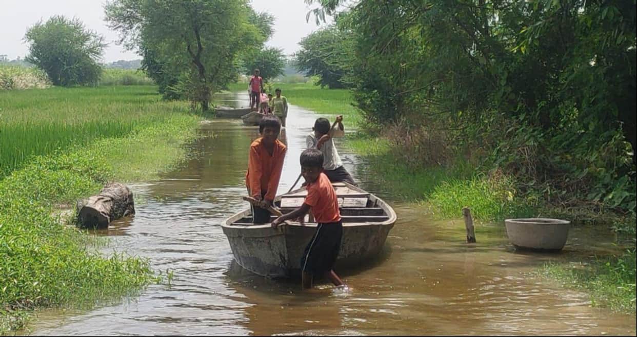 Water entered homes; boats became the lifeline; households were confined to wooden platforms