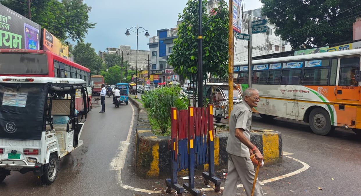 Roadways buses on the road, traffic derailed
