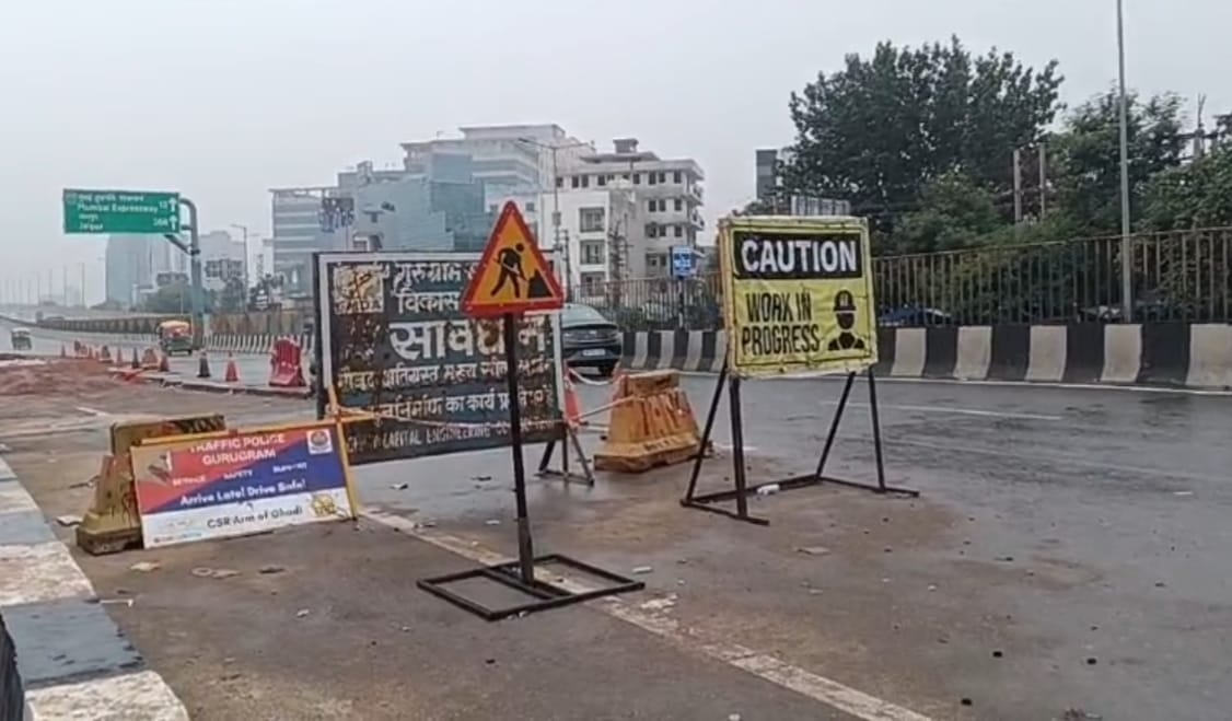 गुरुग्राम-सोहना एलिवेटेड रोड पर सड़क धंसने के बाद बंद की गई लेन। फोटो- संवाद