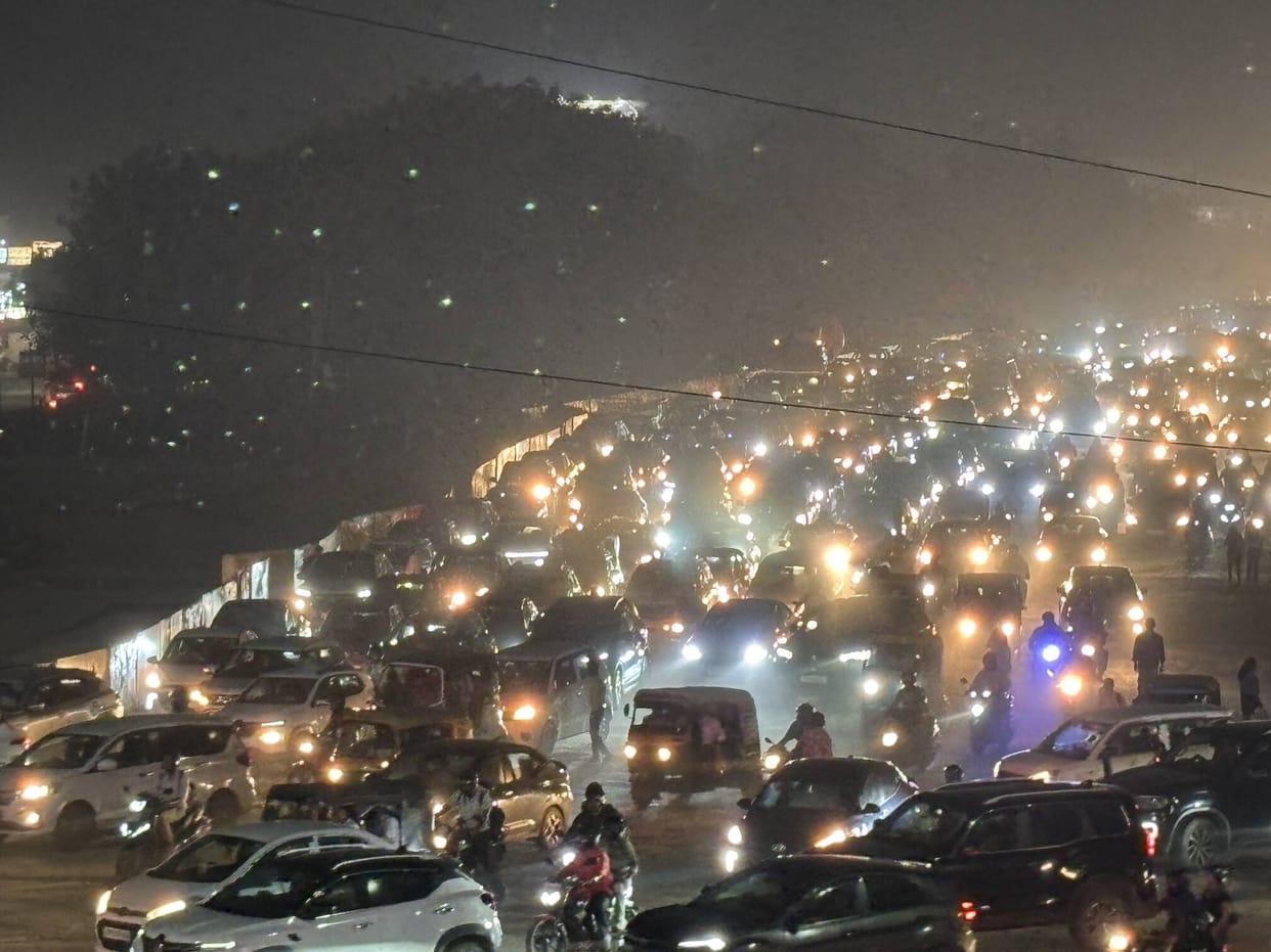 Traffic stalled after barricading on both sides of the Gaur Underpass; traffic jam extends up to Parthala.