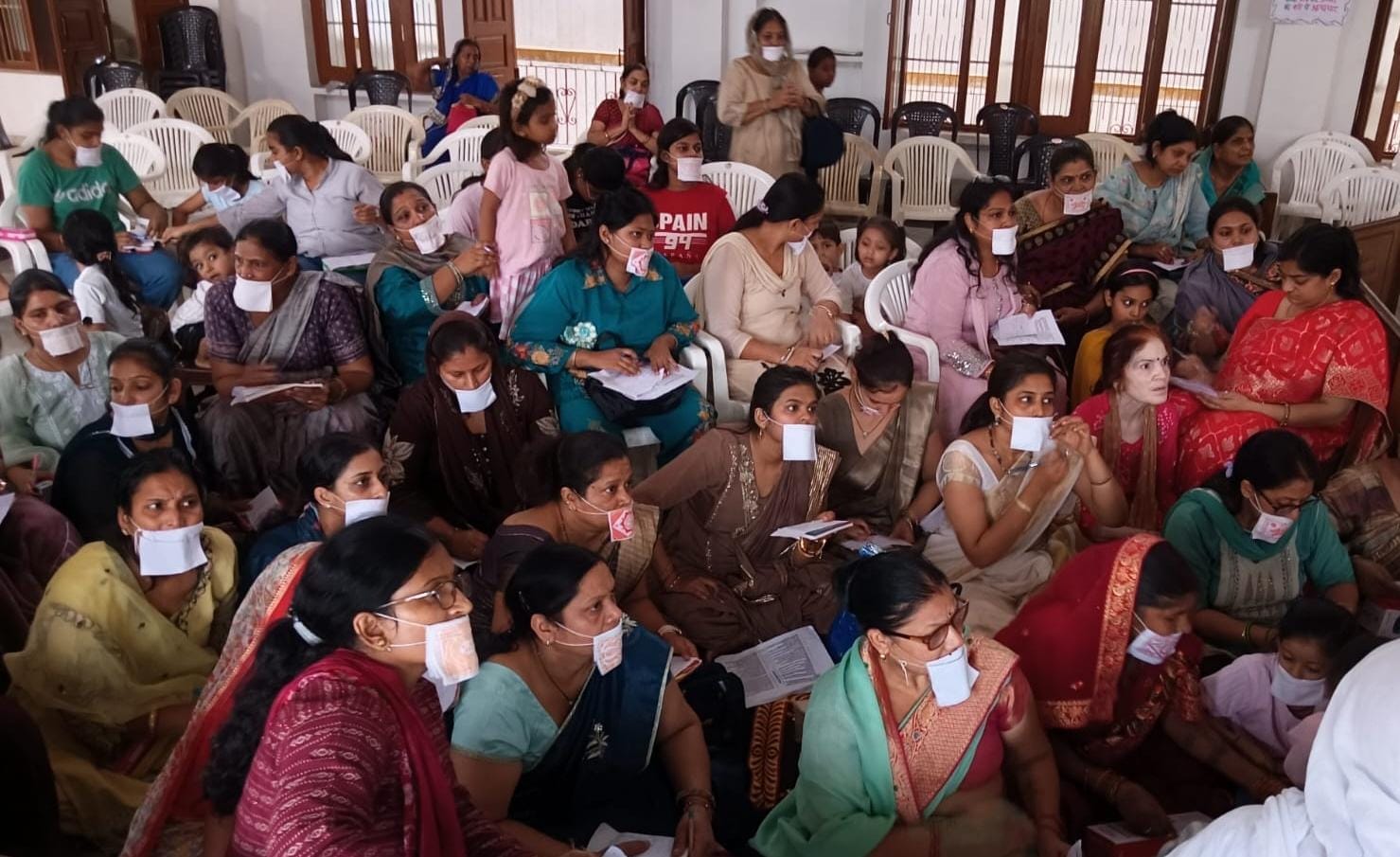गांधी मंडी में प्रवचन सुनते साधक : स्रोत : सभा