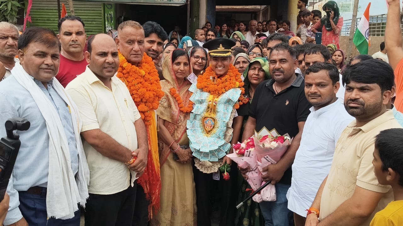 गांव में पहुंचने पर कलश त्यागी को सम्मानित करते ग्रामीण। संवाद