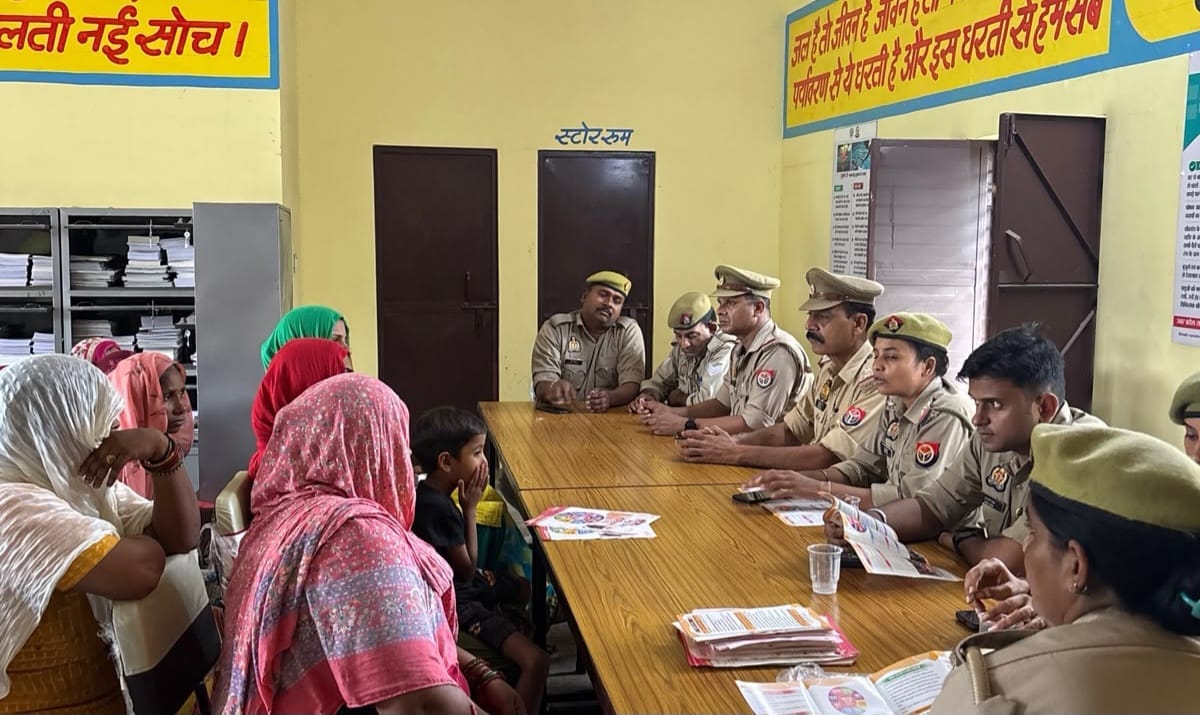 गांव नान में महिलाओं को सरकारी योजनाओं व हेल्प लाइन नंबर की जानकारी देते पुलिसकर्मी। स्रोत: पुल