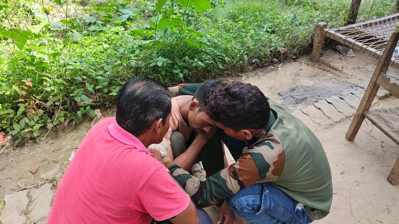 घोघपुर में हुए हादसे के बाद एक दूसरे से लिपट कर रोते दोनों भाई सोनू और राजेश