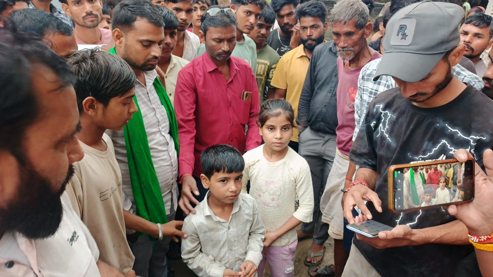 घटनास्थल पर मौजूद भीड़। ग्रामीण