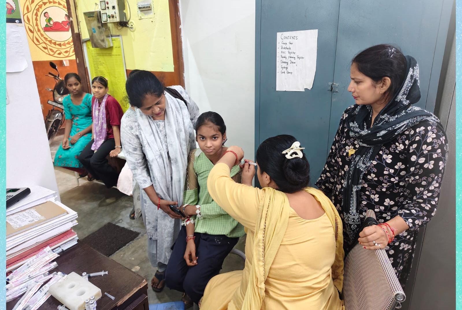 हापुड़ में आरोग्य मेले में किशोरी का टीकाकरण करती चिकित्सक। संवाद