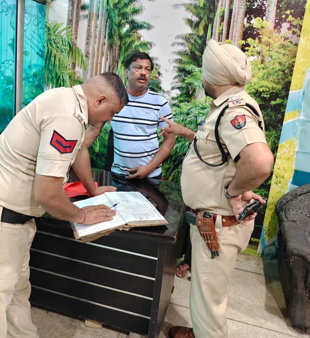 होटल में आने वालों का रिकॉर्ड खंगालती पुलिस। प्रवक्ता