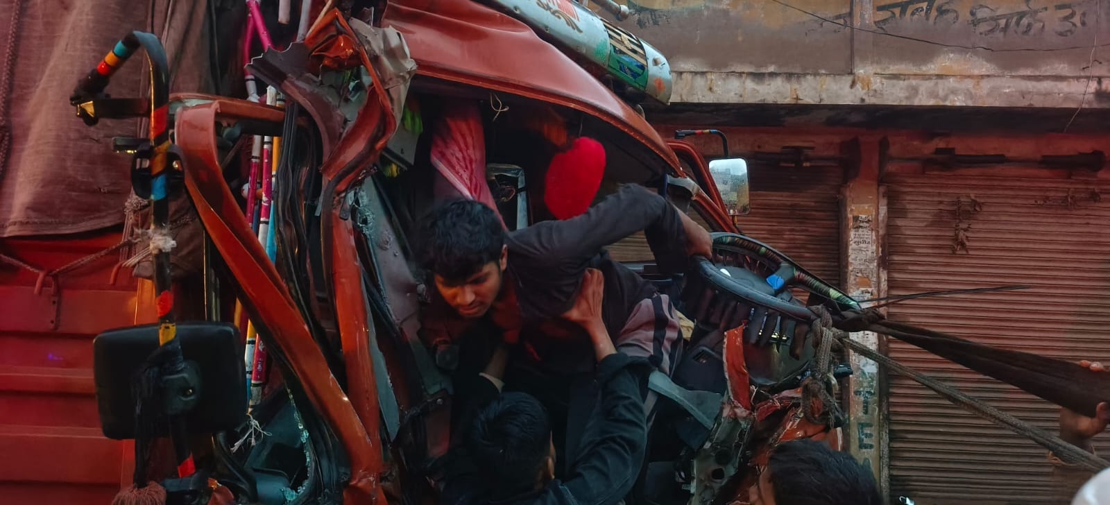 हादसे के बाद डीसीएम के केबिन से घायल चालक को बाहर निकालते लोग। संवाद