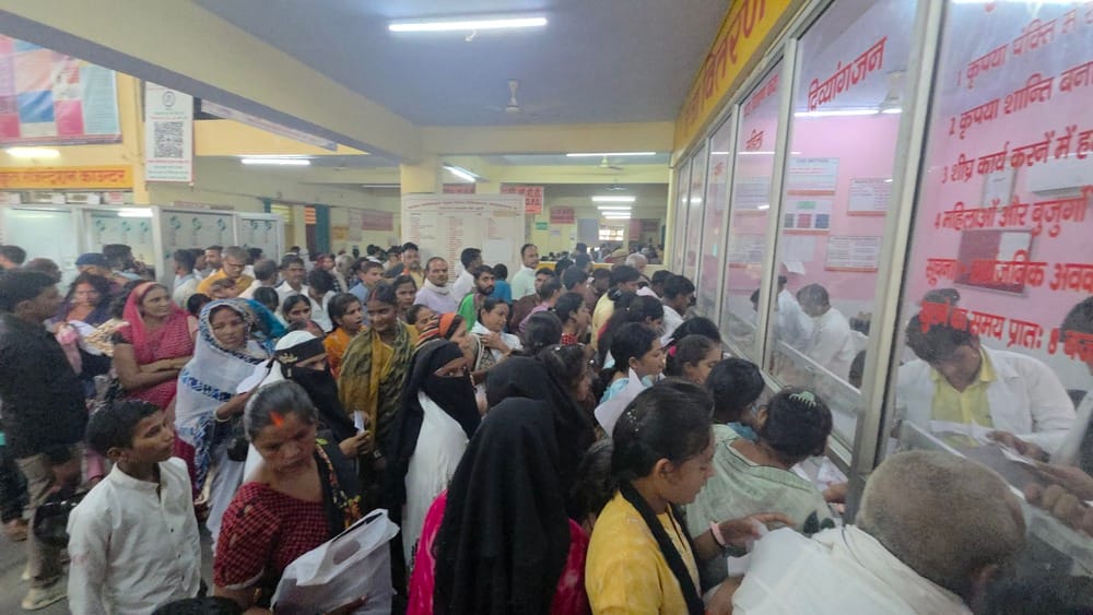  जिला चिकित्सालय के दवा काउंटर पर लगी मरीजों की भीड़। संवाद