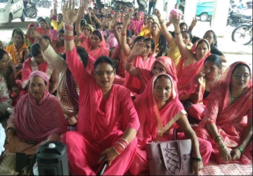 जिला पंचायत टिनशेड में धरना देतीं आंगनबाड़ी कार्यकर्ता। - संवाद