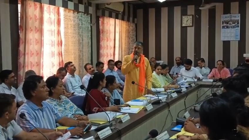 Tensions flare at the Zila Panchayat's first meeting; members and officials clash at the bus stand.