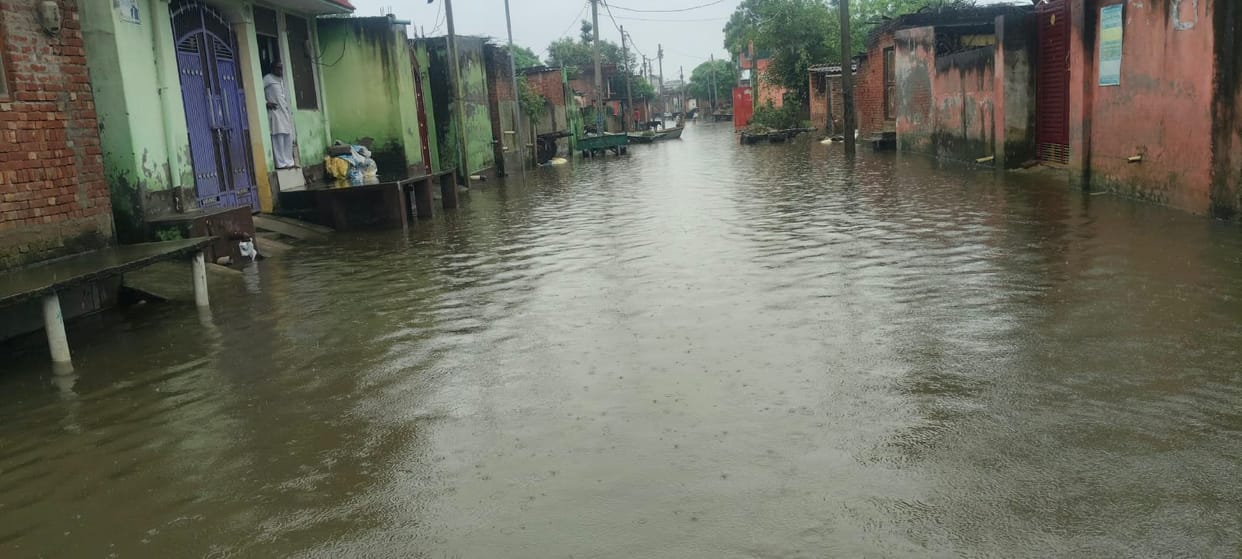 The population of two villages is surrounded by water, the movement of people of eight villages is affected.