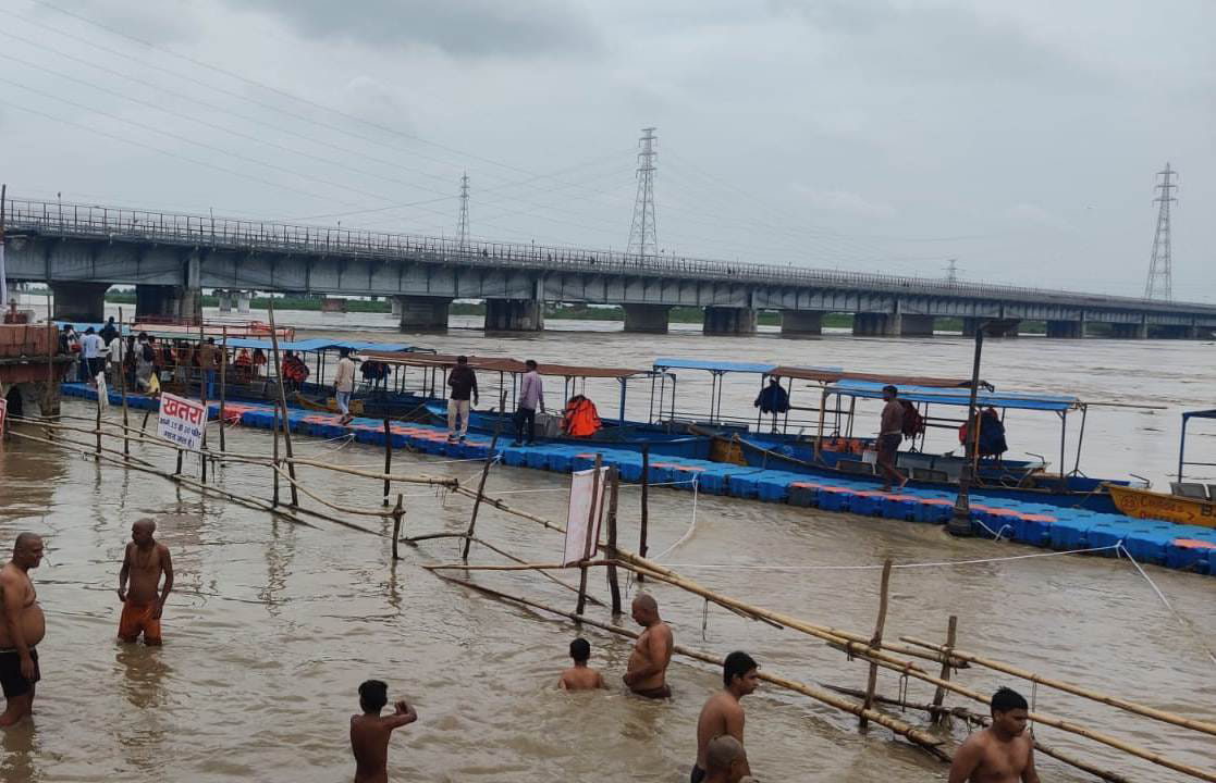 Ganga water level stable; risk of disease spreading in villages.