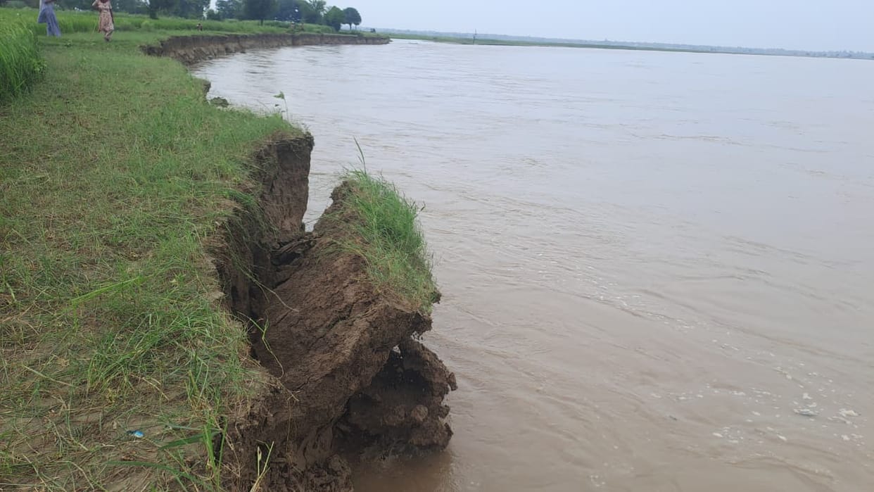 Rapti swallowing up fields; farmers helpless.