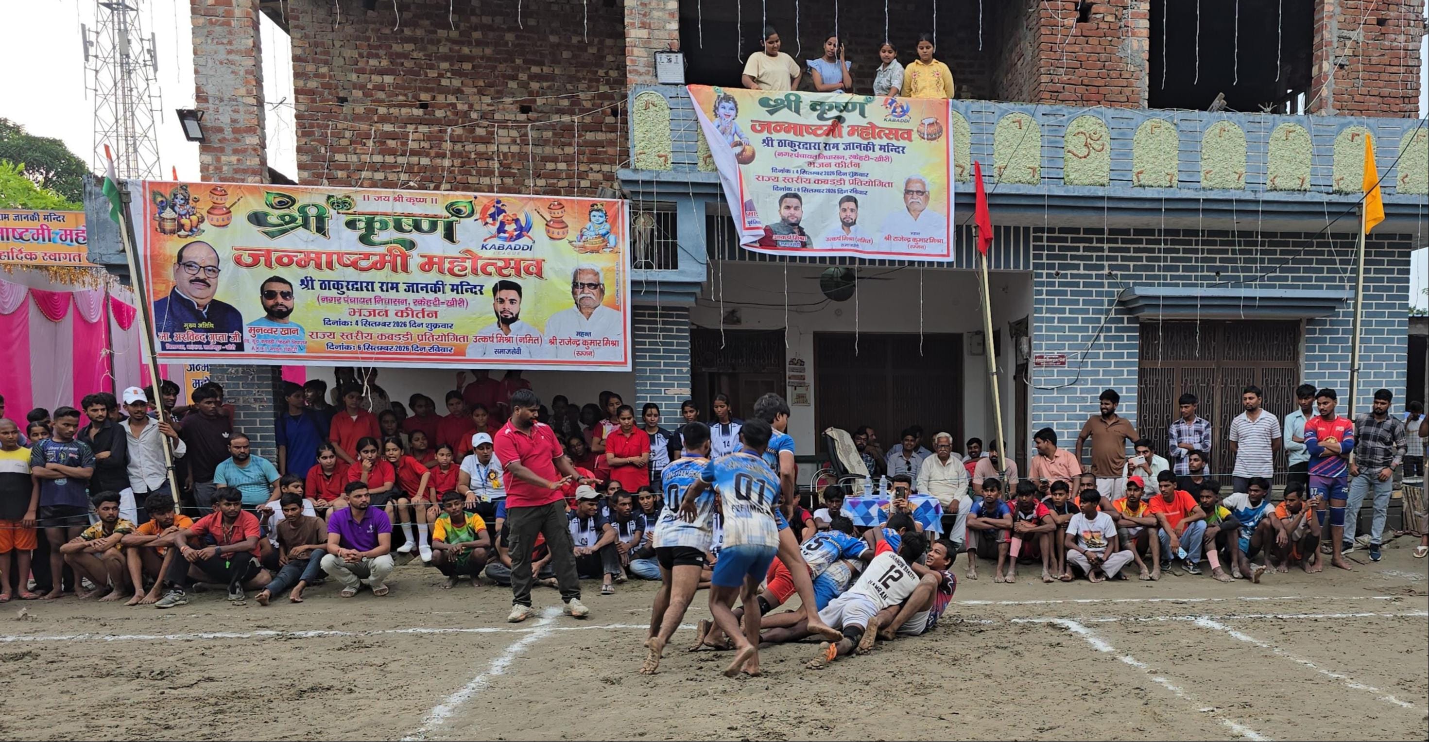 कबड्डी प्रतियोगिता में जोर आजमाइश करते खिलाड़ी। संवाद