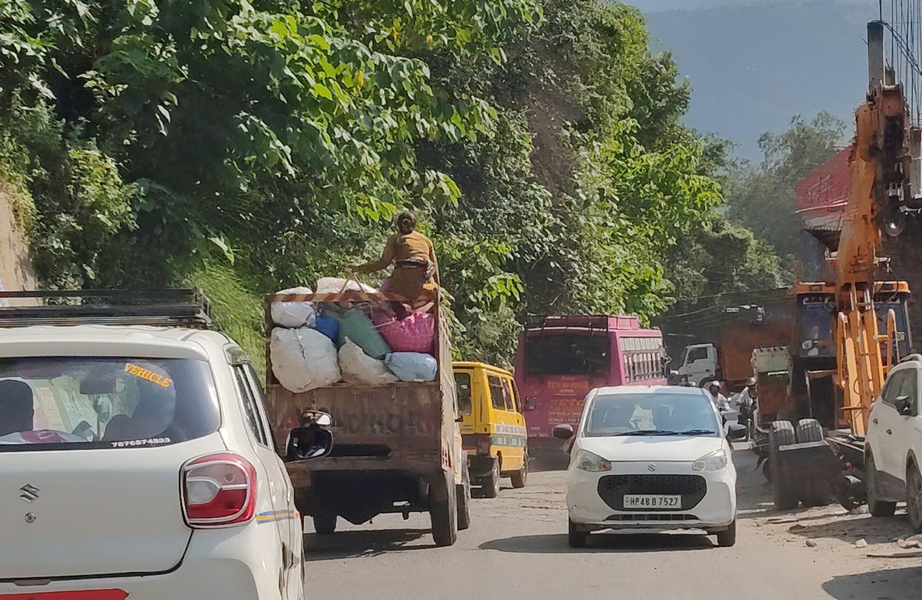 कचरे से लदे बोरों की बिठाकर महिला समाई कर्मी को कराया जा रहा मौत का सफर। संवाद।
