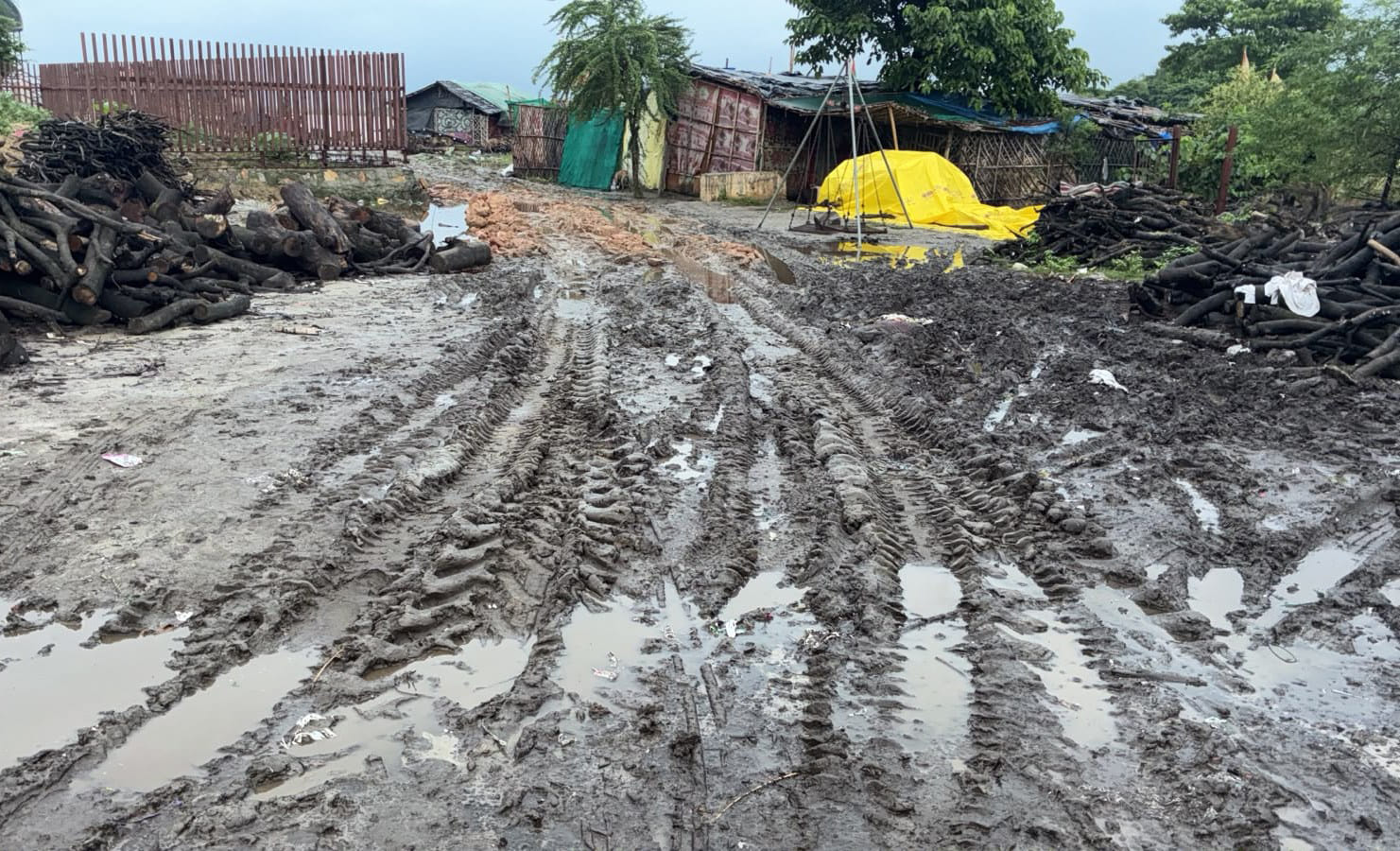 कीचड़ , गंदगी से अटा ब्रजघाट श्मशान घाट को जाने वाला रास्ता। स्रोत सोशल मीडिया