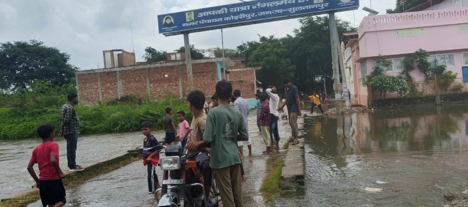 कोइरीपुर में पीली नदी के पुल के ऊपर से बह रहा पानी। संवाद