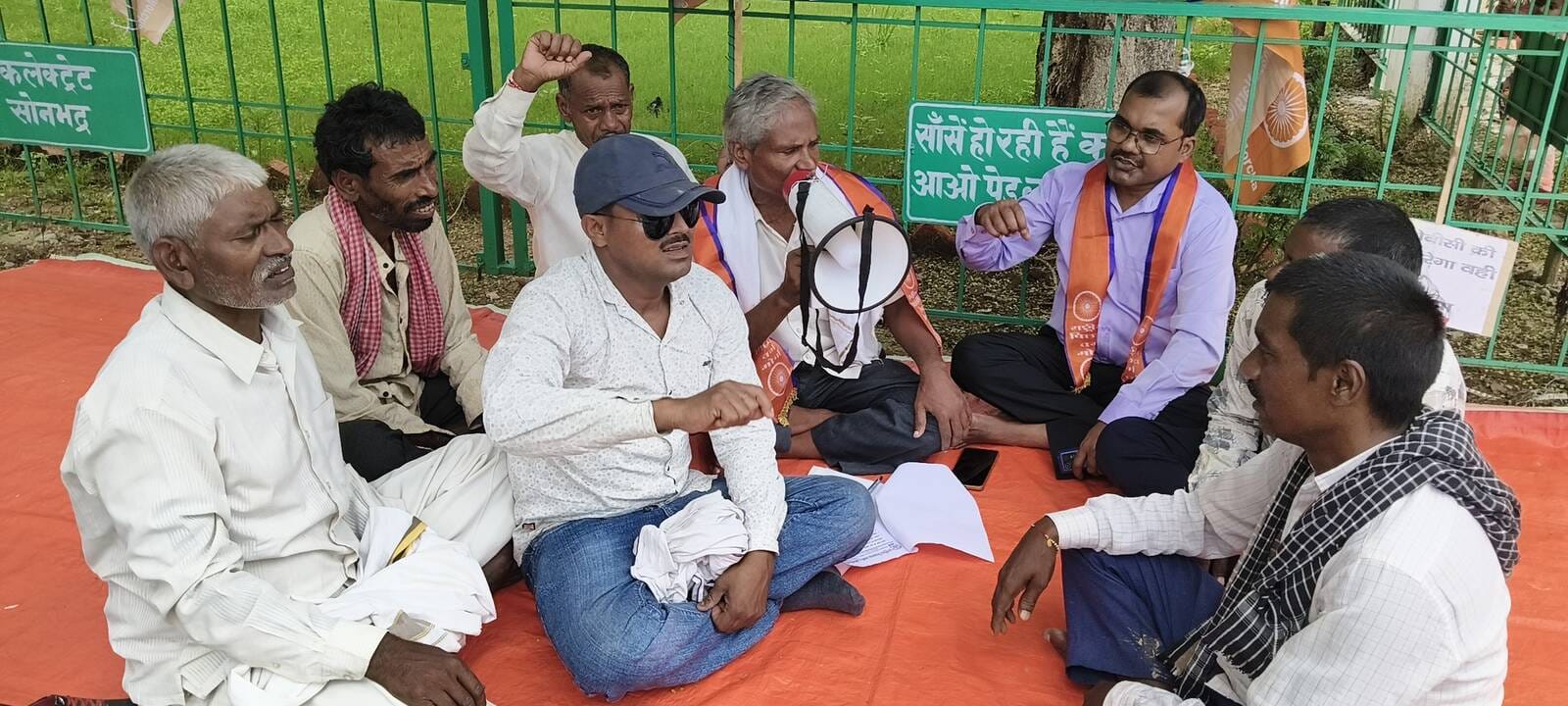कलेक्ट्रेट में धरने पर बैठे राष्ट्रीय पिछडा वर्ग मोर्चा के पदाधिकारी। संवाद