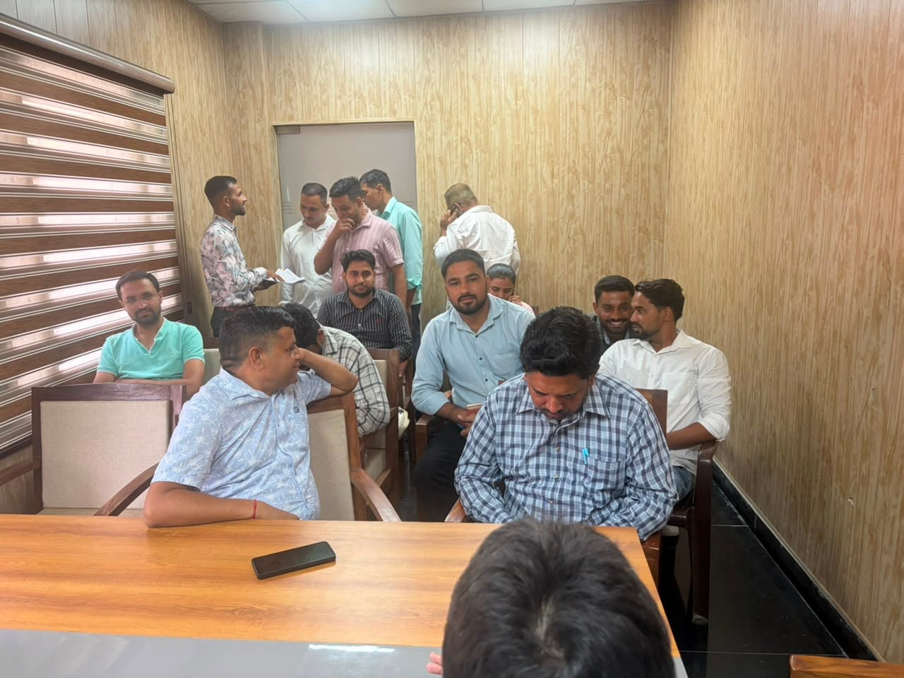 कामकाज बंद कर कमरे में बैठे इंजीनियर। विज्ञप्ति