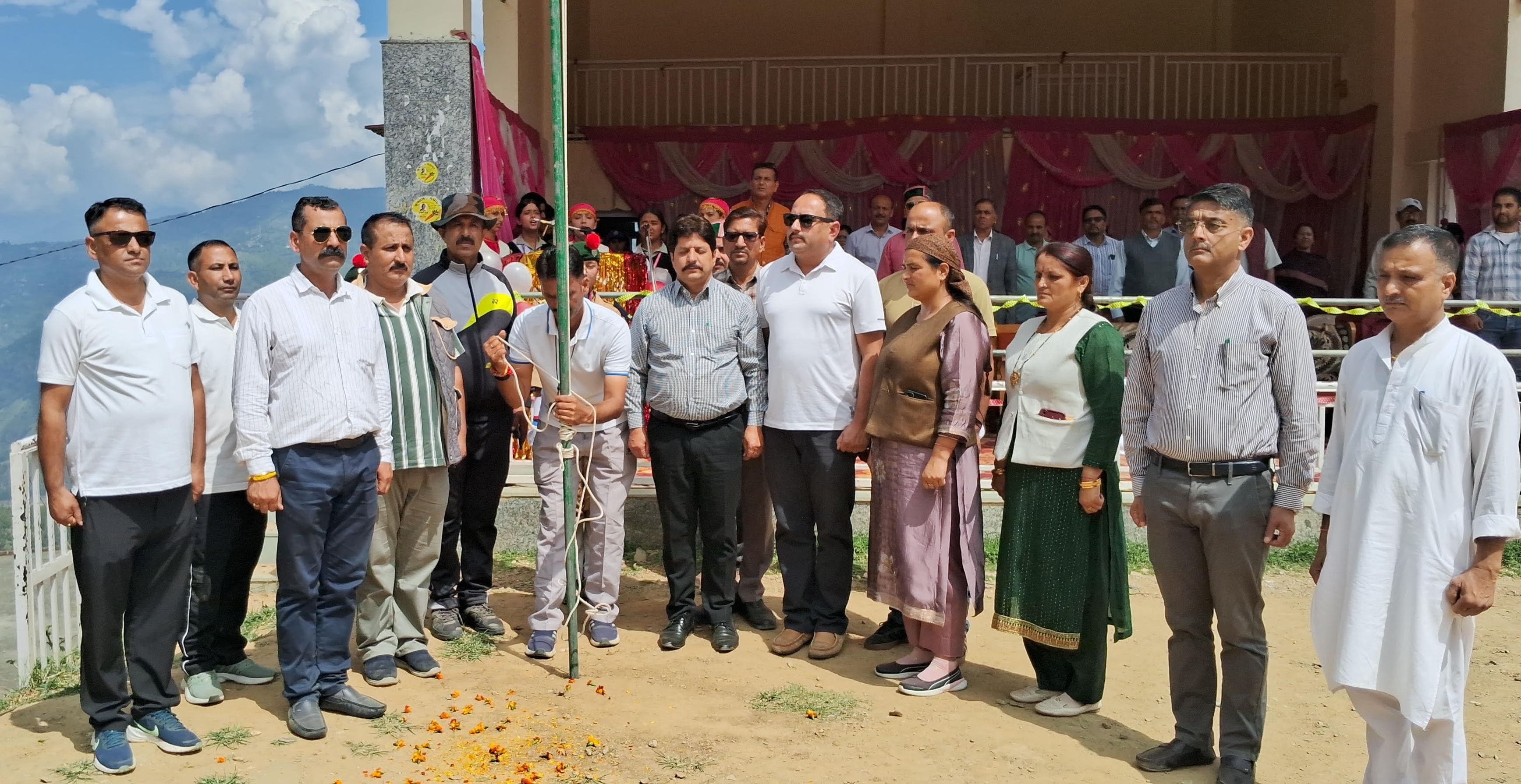 कुमारसैन में अंडर 14 खेलकूद प्रतियोगिता के शुभारंभ पर मौजूद एसडीएम मुकेश शर्मा और अन्य। स्रोत :