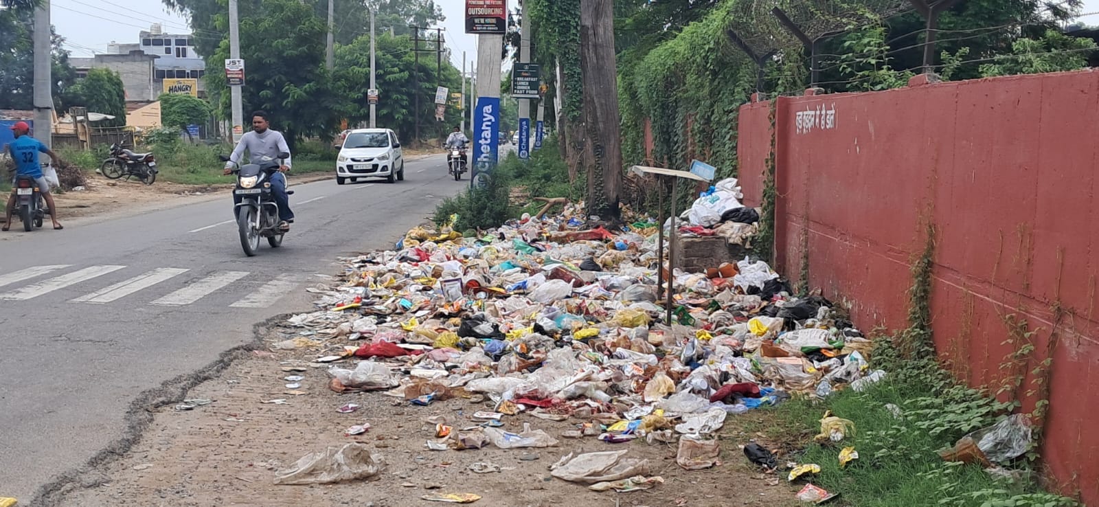 कुरुक्षेत्र। एनआईटी के बाहर लगा कूड़े का ढेर। संवाद