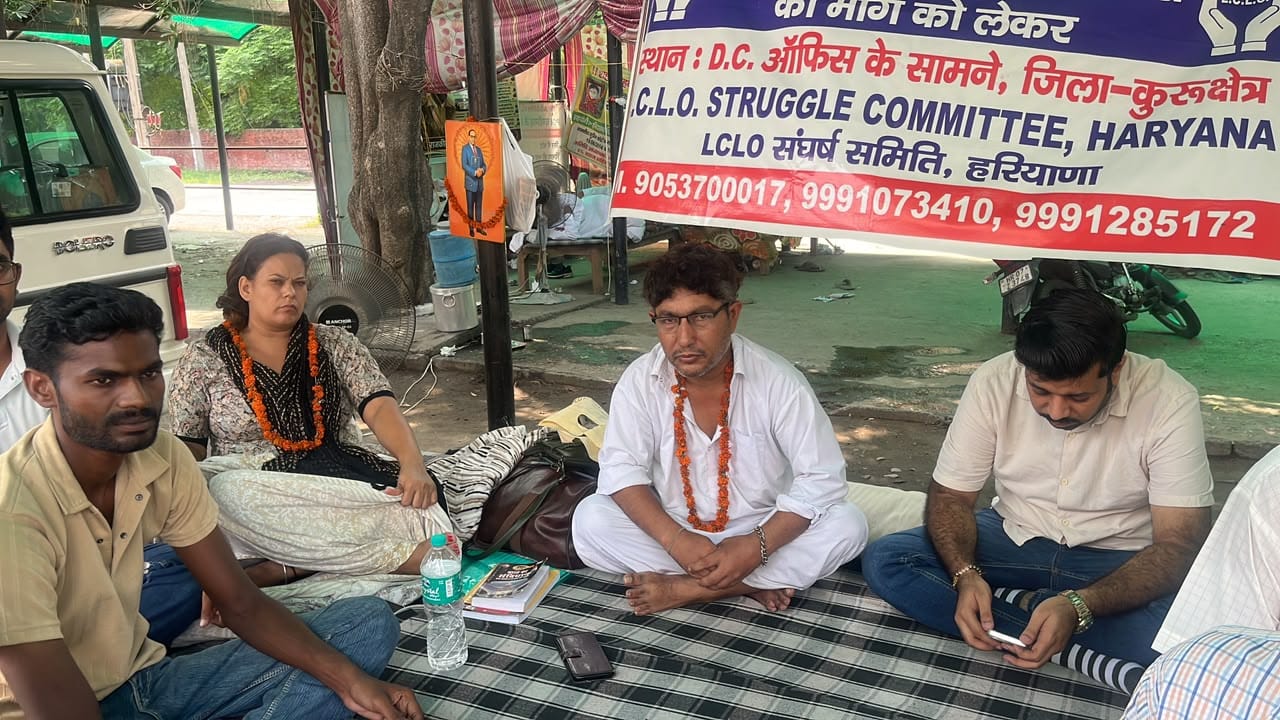 कुरुक्षेत्र। लघु सचिवालय के बाहर आमरण अनशन पर बैठे एलसीएलओ कर्मचारी। संवाद