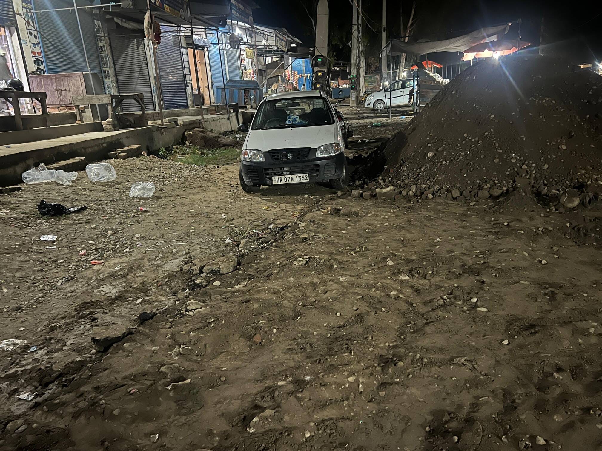 कुरुक्षेत्र। पिपली-लाडवा रोड पर मथाना मार्केट में दुकानों के सामने पड़ा पीडब्ल्यूडी का अधूरा का
