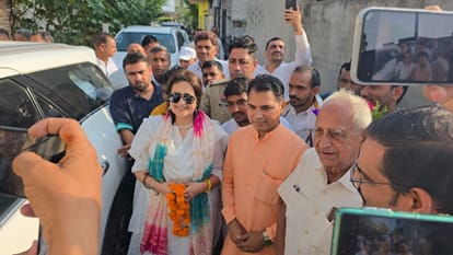 किरण चौधरी का स्वागत करते चेयरमैन बख्शी राम सैनी। 