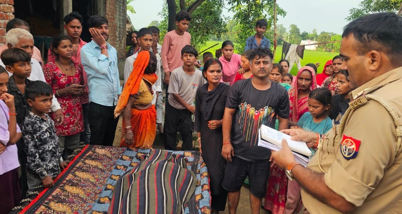 करंट लगने के बाद महिला की मौत मामले की जांच करती पुलिस।- पुलिस