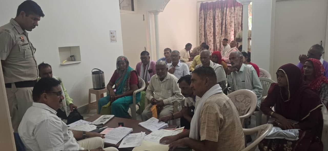 कार्यालय में जनता दरबार में लोगों की समस्या सुनते डॉ. सतीश खोला। स्रोत : प्रवक्ता