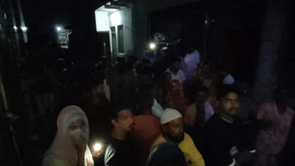 कोसीकलां में आग के बाद एकत्रित लोग। 