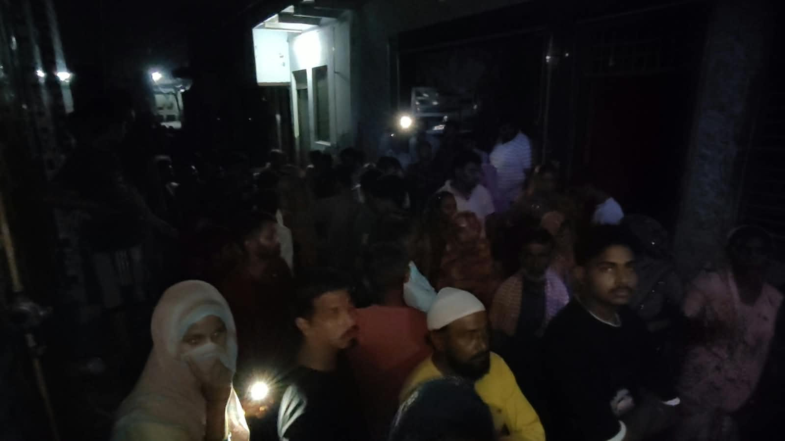 कोसीकलां में आग के बाद एकत्रित लोग। 