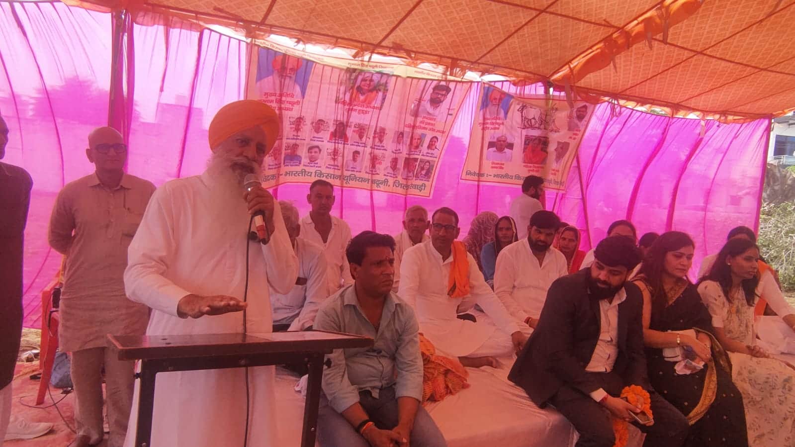 किसानों को संबोधित करते गुरनाम सिंह चढूनी। स्रोत : यूनियन