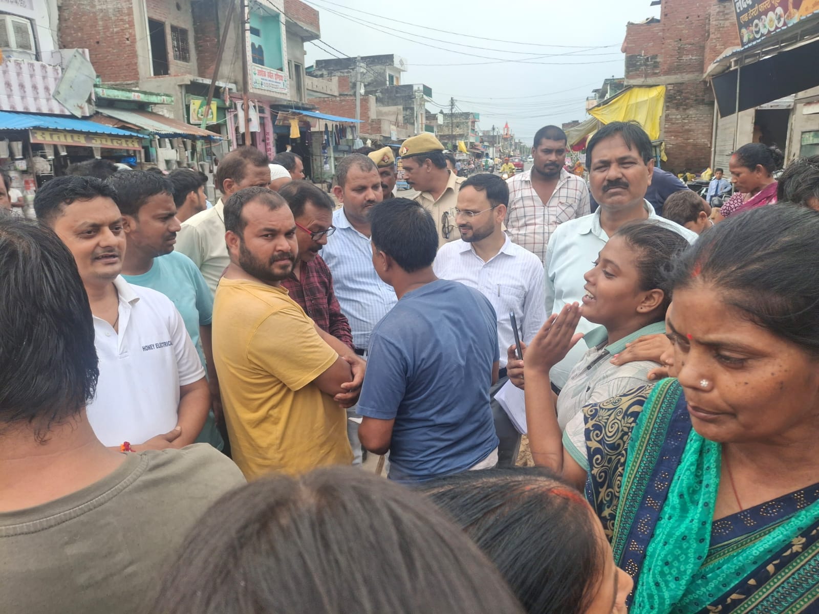 कटेहरी में अतिक्रमण हटाने पहुंची टीम का विरोध करते स्थानीय लोग। संवाद